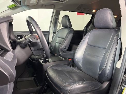 Used 2016 Toyota Sienna SE image 4