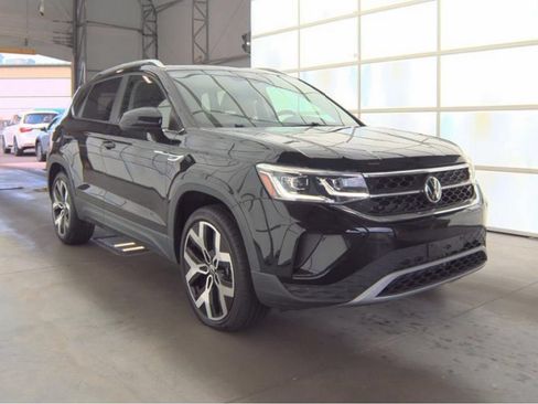 Used 2022 Volkswagen Taos SEL w/ Panoramic Sunroof Package AWD/4WD image 4