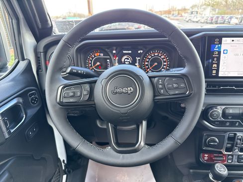 Used 2026 Jeep Wrangler Unlimited Rubicon AWD/4WD image 12