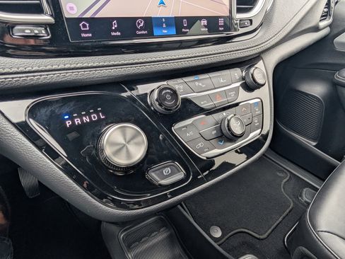 Used 2024 Chrysler Pacifica Select image 23