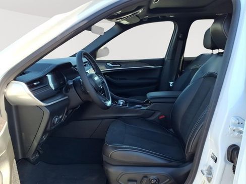 New 2026 Jeep Grand Cherokee Altitude image 8