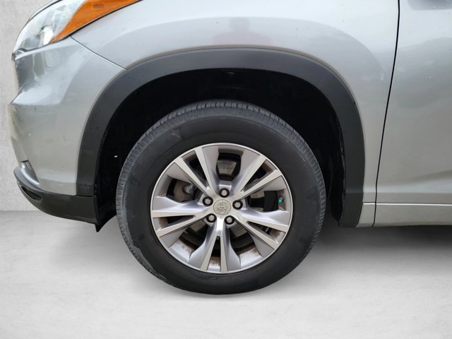 Used 2015 Toyota Highlander XLE FWD image 28