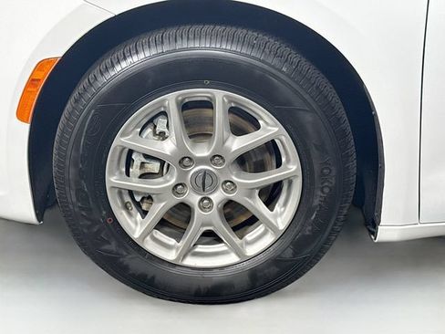Used 2023 Chrysler Pacifica Touring-L FWD image 37