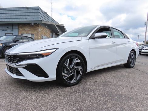 Used 2025 Hyundai Elantra Limited image 4