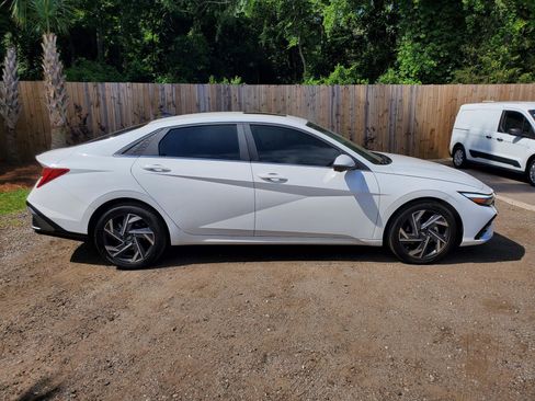Used 2024 Hyundai Elantra Limited FWD image 6