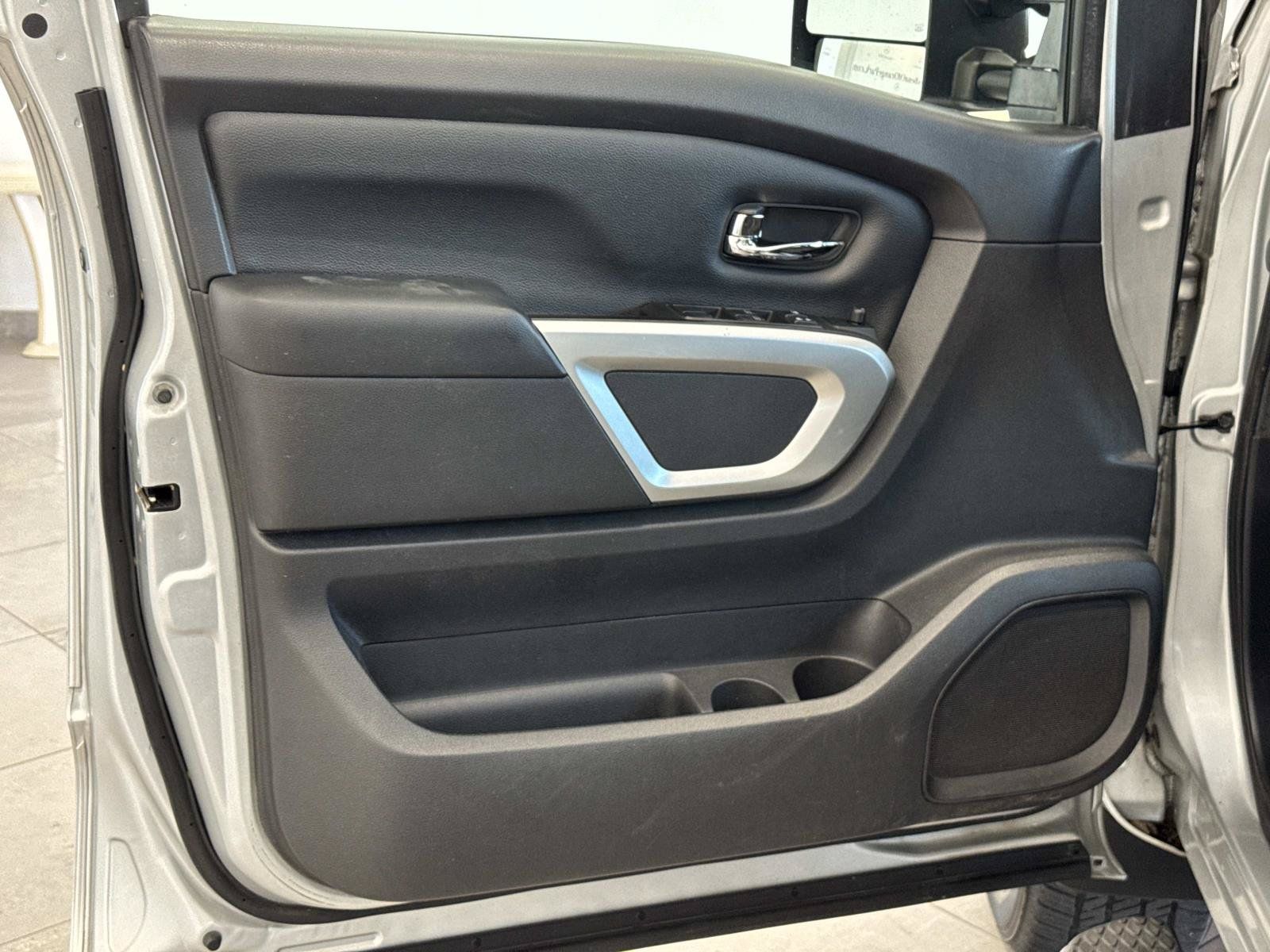 Used 2017 Nissan Titan SV AWD/4WD image 10