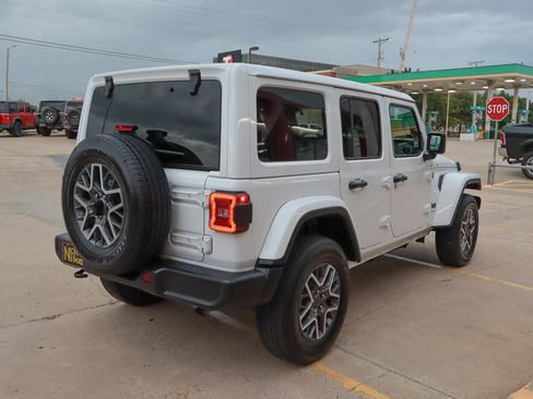 Used 2026 Jeep Wrangler Unlimited Sahara AWD/4WD image 5