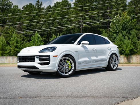 Used 2024 Porsche Cayenne S AWD/4WD image 3