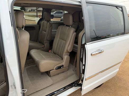 Used 2015 Chrysler Town & Country Touring w/ Driver Convenience Group image 22