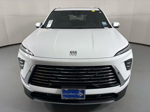 Used 2025 Buick Enclave Preferred image 3