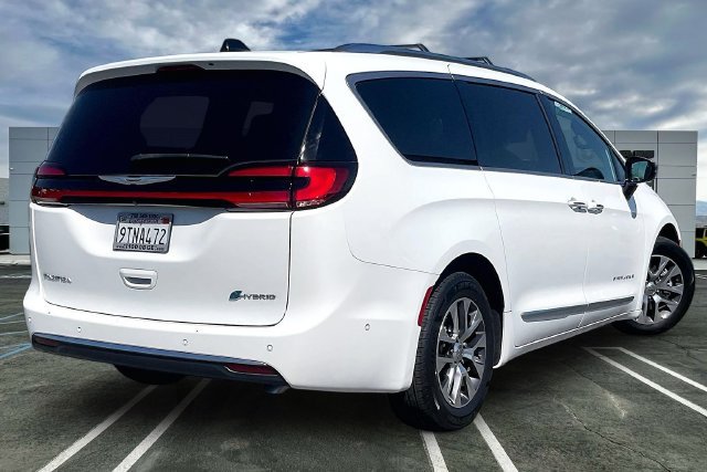 Used 2023 Chrysler Pacifica Pinnacle FWD image 13