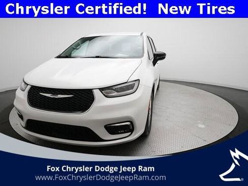 Certified 2024 Chrysler Pacifica Touring-L image 33