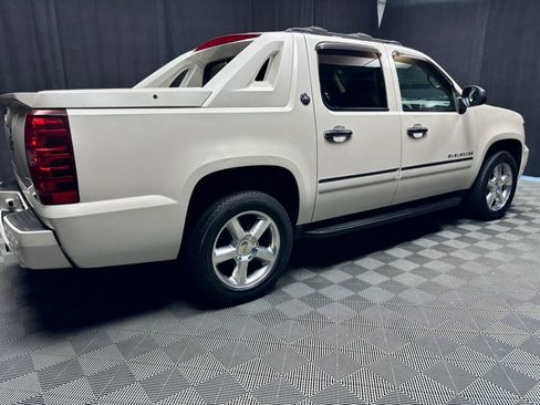 Used 2013 Chevrolet Avalanche LTZ AWD/4WD image 17