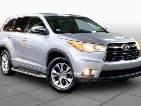Used 2016 Toyota Highlander Plus AWD/4WD image 3