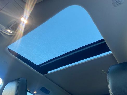 Used 2022 Chrysler Pacifica Limited w/ Uconnect Theater Family Group image 23