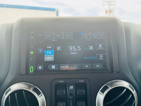 Used 2017 Jeep Wrangler Unlimited Rubicon w/ Connectivity Group AWD/4WD image 15