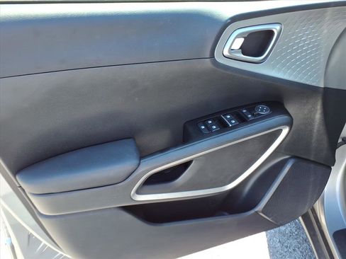 Used 2024 Kia Soul LX w/ Option Group 015 FWD image 16