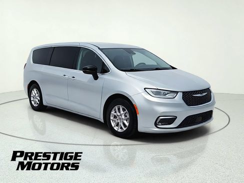 Used 2024 Chrysler Pacifica Touring-L FWD image 1
