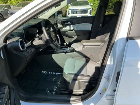 Used 2025 Chevrolet Trax LT w/ LT Convenience Package image 22