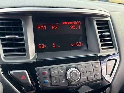 Used 2015 Nissan Pathfinder S image 26