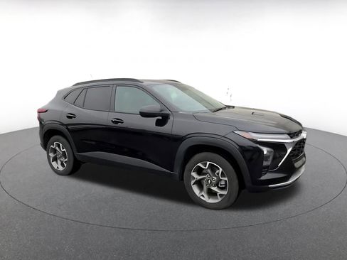 Used 2025 Chevrolet Trax LT w/ LT Convenience Package image 2