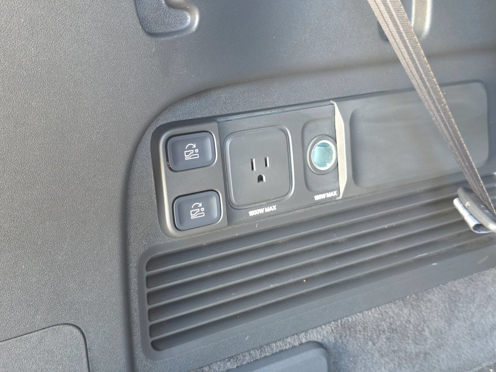 Used 2024 Rivian R1S Adventure Quad AWD/4WD image 34
