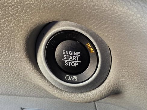 Used 2023 Chrysler Pacifica Touring-L FWD image 21