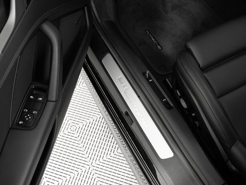 Certified 2025 Porsche 911 Carrera image 8