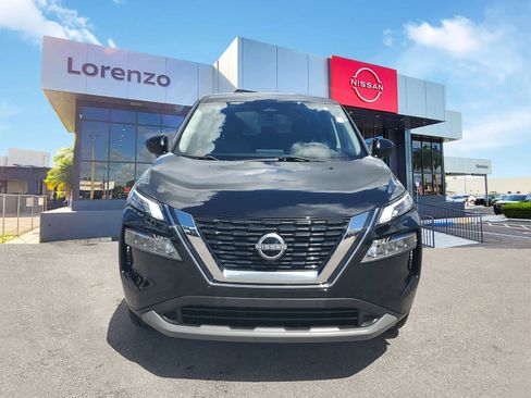 Used 2023 Nissan Rogue SV image 2