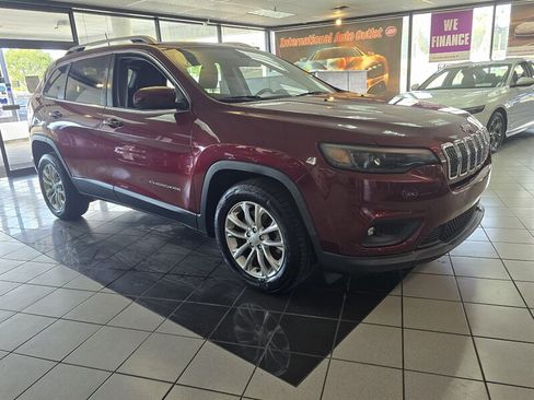 Used 2019 Jeep Cherokee Latitude w/ Cold Weather Group FWD image 3