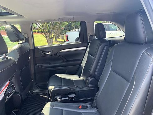 Certified 2018 Toyota Highlander XLE AWD/4WD image 11