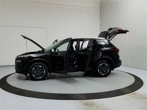 Used 2024 Nissan Rogue SV w/ SV Premium Package image 12