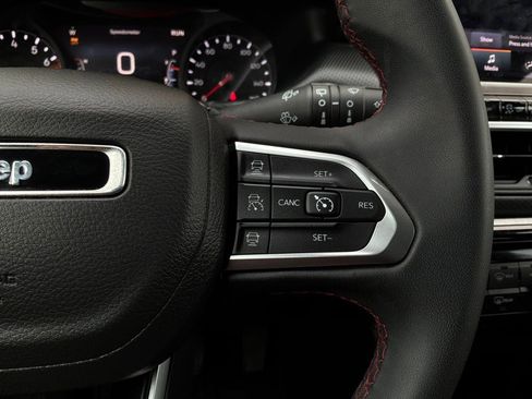 Used 2025 Jeep Compass Trailhawk image 35