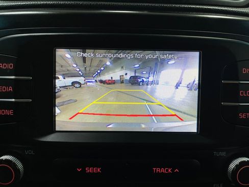 Used 2017 Kia Soul + image 10