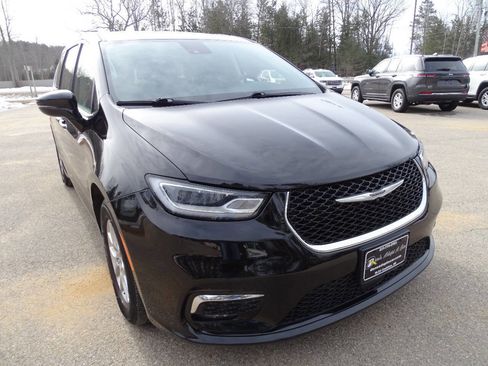 Used 2024 Chrysler Pacifica Touring-L image 3