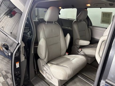 Used 2017 Toyota Sienna AWD image 35