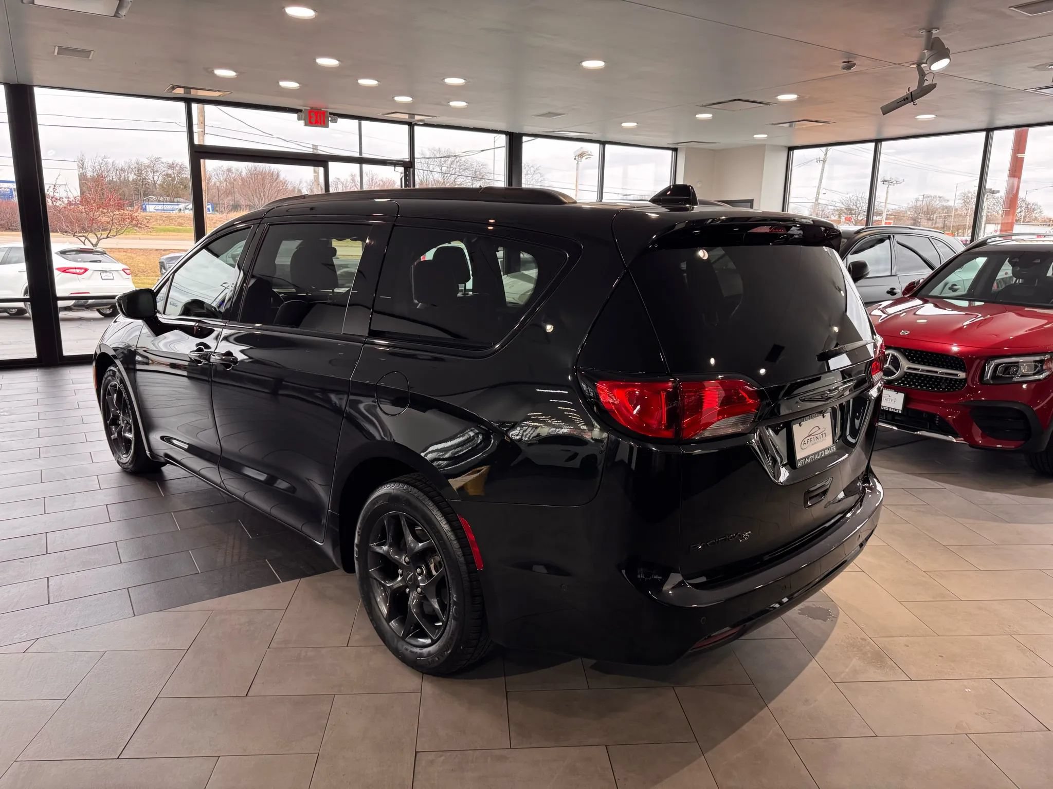Used 2019 Chrysler Pacifica Touring-L Plus w/ Advanced Safetytec Group FWD image 3