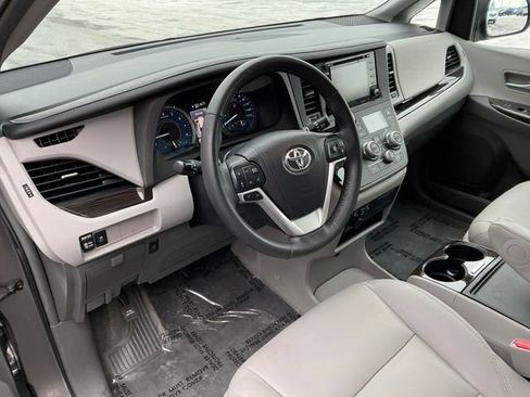 Used 2018 Toyota Sienna L image 4