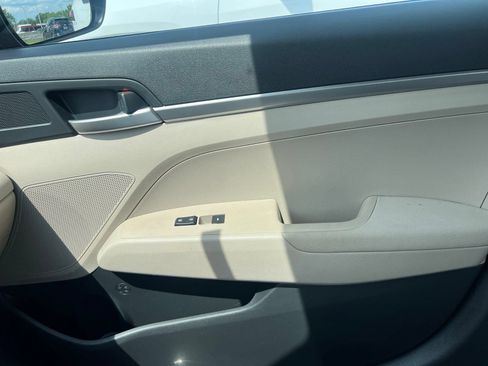 Used 2019 Hyundai Elantra SE FWD image 18
