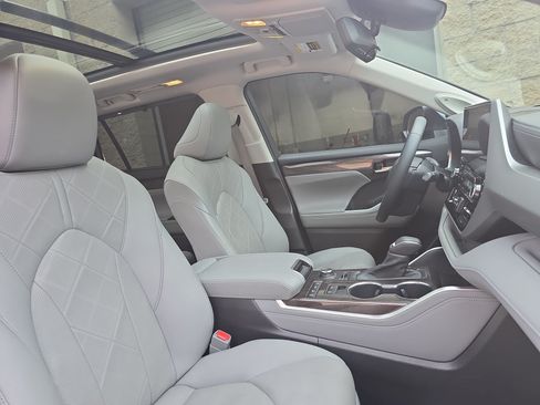 Used 2020 Toyota Highlander Platinum AWD/4WD image 10