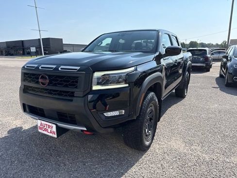 Used 2025 Nissan Frontier PRO-4X AWD/4WD image 3
