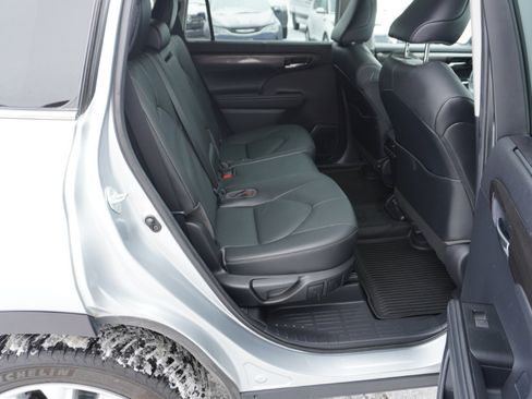 Used 2021 Toyota Highlander Limited image 19
