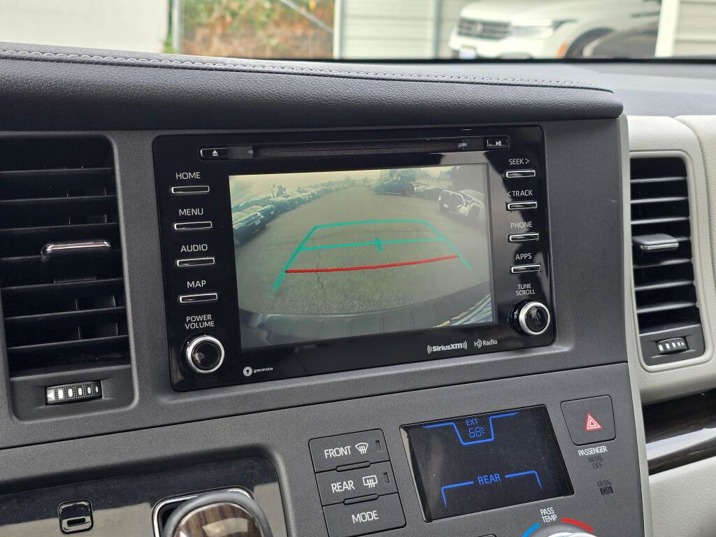 Used 2020 Toyota Sienna XLE w/ XLE Navigation Package FWD image 22