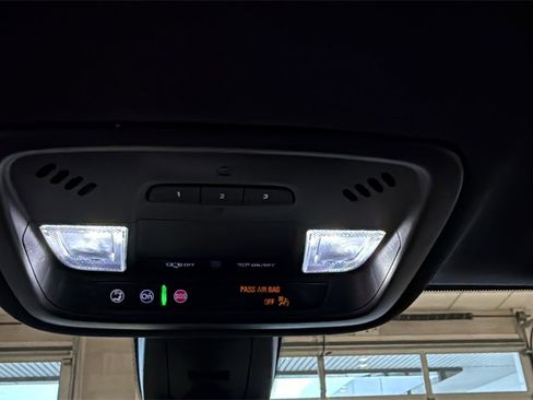 Used 2023 Chevrolet Traverse RS image 36