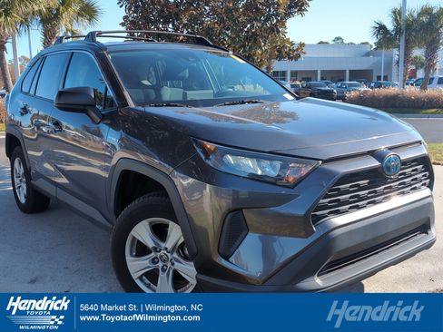 Used 2021 Toyota RAV4 LE image 1