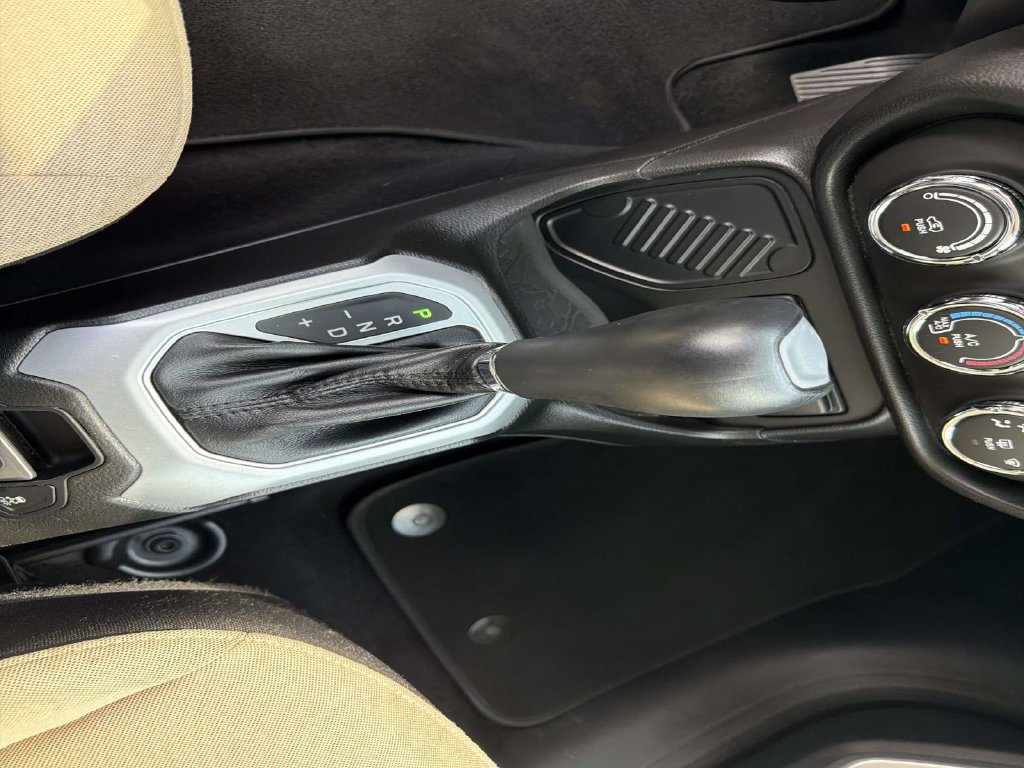 Used 2016 Jeep Renegade Latitude FWD image 28