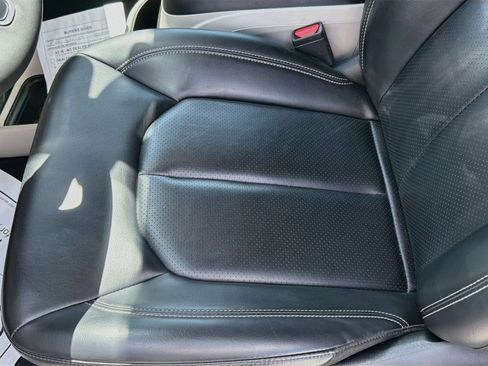 Used 2023 Chrysler Pacifica Touring-L FWD image 21