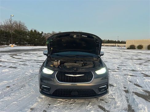 Used 2023 Chrysler Pacifica Limited image 16
