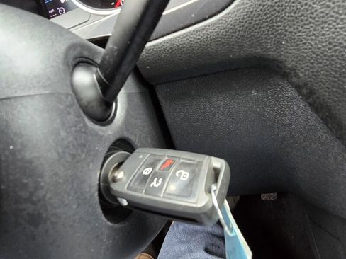 Used 2018 Volkswagen Tiguan S image 15