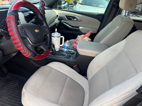 Used 2022 Chevrolet Traverse LS FWD image 6